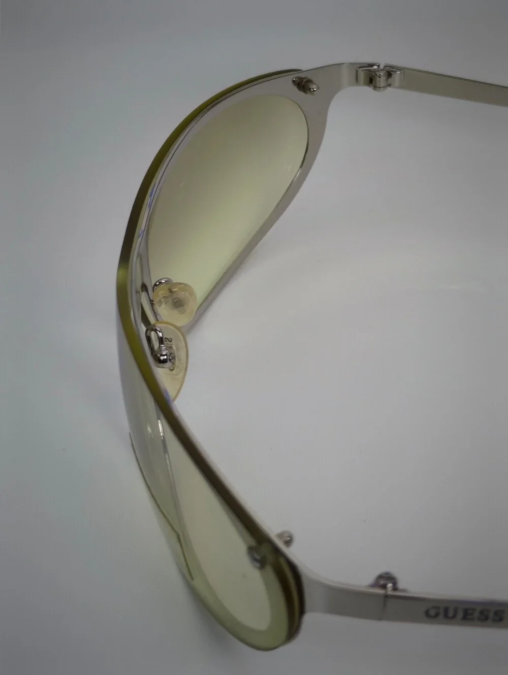 GUESS GU5115.  Olive Green Gradient Oval Wrap Sunglasses.